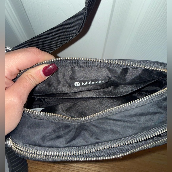 Lululemon Black Crossbody Camera Bag 2L - Picture 6 of 10